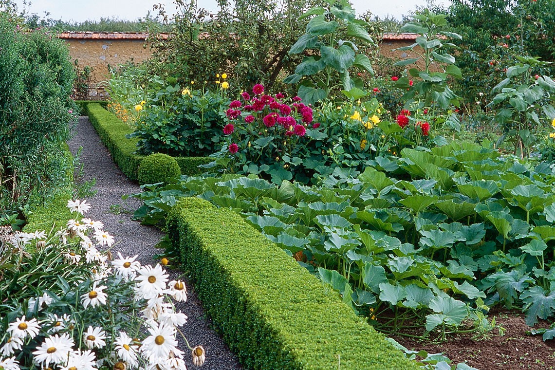 Décoration au potager : idées d'aménagement avec bassin, cabane et sculptures