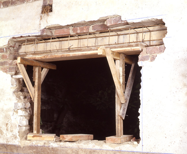 Réaliser une ouverture en briques de verre : percement de la maçonnerie