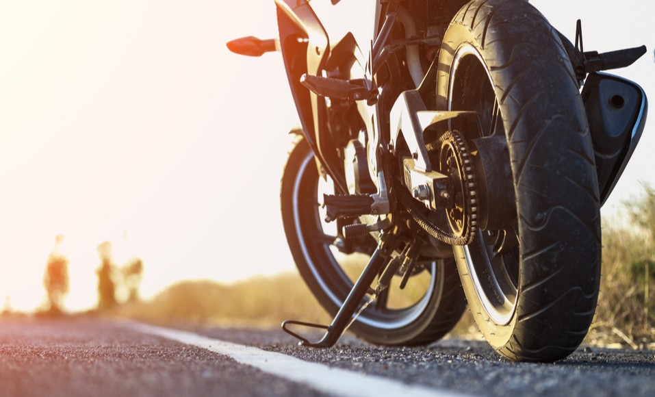 Les raisons possibles et les solutions pour une moto qui fume